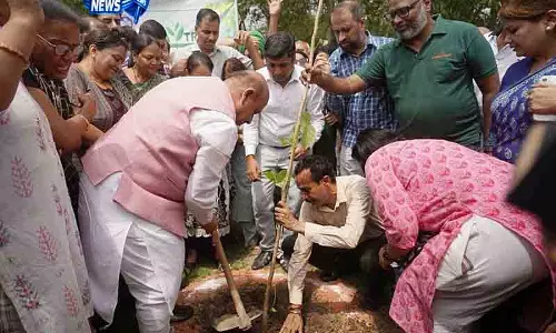 Delhi रोहिणी में विजेंदर गुप्ता ने शुरू किया वृक्षारोपण अभियान Delhi रोहिणी में विजेंदर गुप्ता ने शुरू किया वृक्षारोपण अभियान