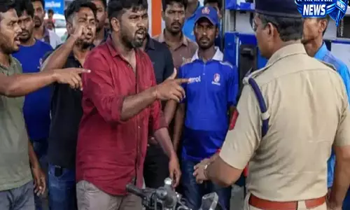 E20 पेट्रोल विवाद: बंगाल में बाइक सवार सड़कों पर उतरे, सरकार से की मांग E20 पेट्रोल विवाद: बंगाल में बाइक सवार सड़कों पर उतरे, सरकार से की मांग