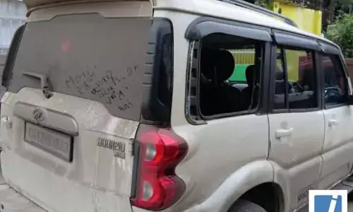 चौकी से महज 150 मीटर दूर होटल के सामने खड़ी स्कॉर्पियो का शीशा तोड़ा, सीसीटीवी में कैद हुई करतूत चौकी से महज 150 मीटर दूर होटल के सामने खड़ी स्कॉर्पियो का शीशा तोड़ा, सीसीटीवी में कैद हुई करतूत