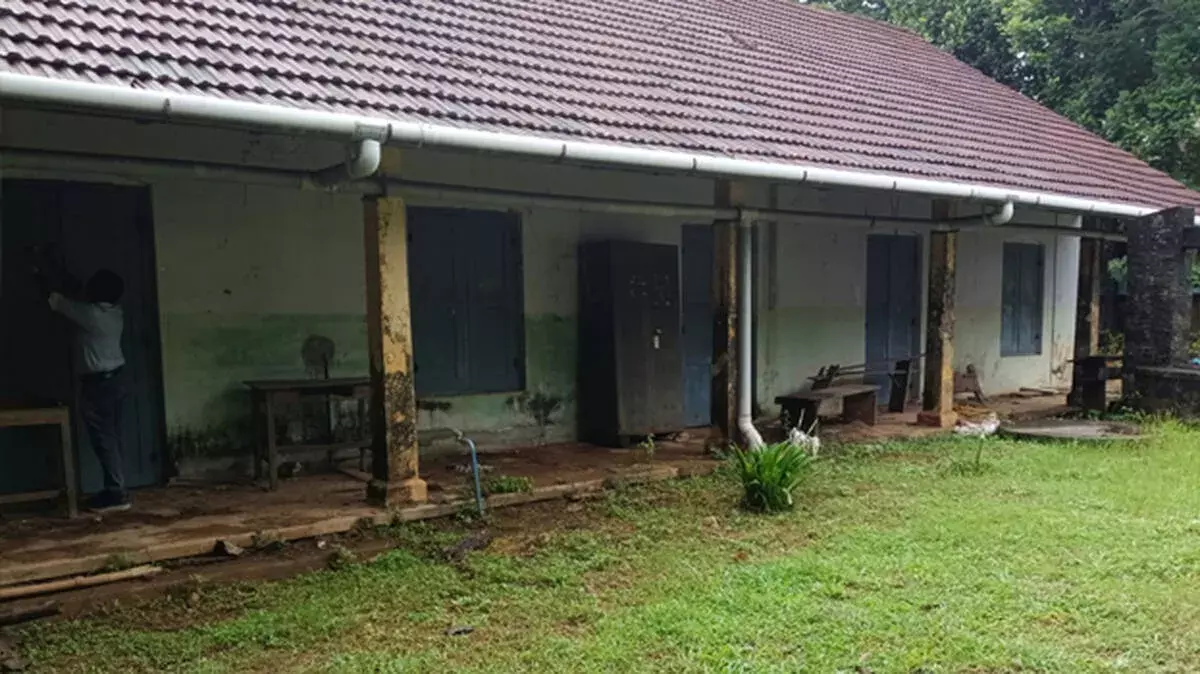 Kerala के 2 हजार स्कूलों पर संकट, 8 हजार शिक्षकों की सैलरी अटकी Kerala के 2 हजार स्कूलों पर संकट, 8 हजार शिक्षकों की सैलरी अटकी
