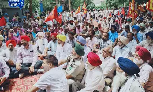 Faridkot विधायक धरने में शामिल हुए Faridkot विधायक धरने में शामिल हुए
