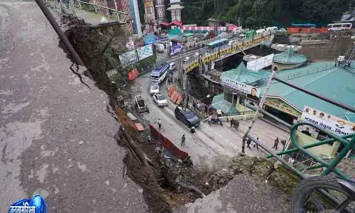 Shimla कार्ट रोड पर भूस्खलन, यातायात बाधित Shimla कार्ट रोड पर भूस्खलन, यातायात बाधित