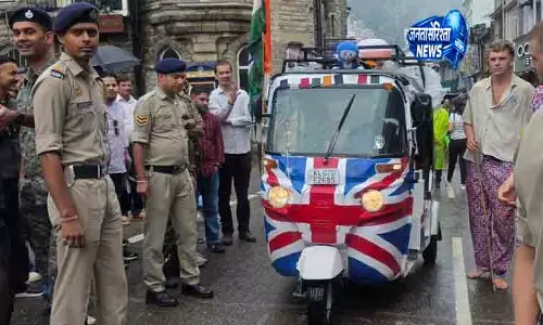 Shimla मॉल रोड पर विदेशी पर्यटकों के ऑटो पर कार्रवाई