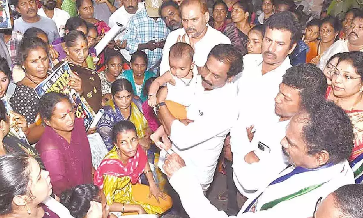 YSRCP लापता मछुआरों के लिए खोज अभियान जारी रखने की मांग करती है