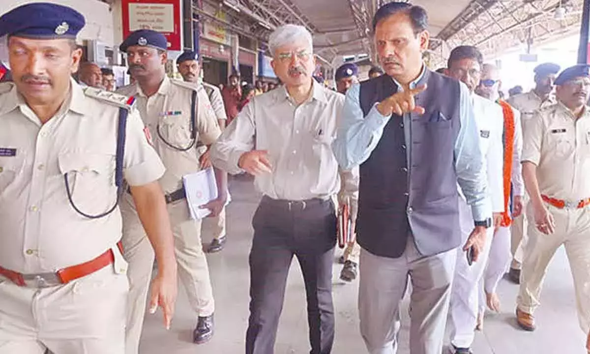 गोदावरी पुष्करलु: SCR GM ने राजमुंदरी में रेलवे स्टेशनों का निरीक्षण किया गोदावरी पुष्करलु: SCR GM ने राजमुंदरी में रेलवे स्टेशनों का निरीक्षण किया