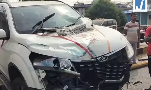 गाय को बचाने के चक्कर में हुआ हादसा गाय को बचाने के चक्कर में हुआ हादसा