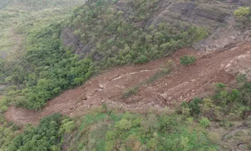 भारी बारिश के बाद तांदुलवाड़ी किले का मुख्य मार्ग बंद, पर्यटकों से फिलहाल यात्रा टालने की अपील भारी बारिश के बाद तांदुलवाड़ी किले का मुख्य मार्ग बंद, पर्यटकों से फिलहाल यात्रा टालने की अपील