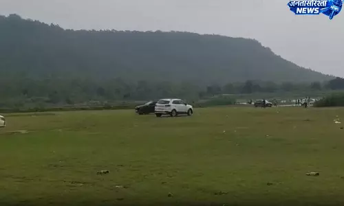 CG: अजबनगर में युवकों का खतरनाक कार स्टंट, मचा हड़कंप CG: अजबनगर में युवकों का खतरनाक कार स्टंट, मचा हड़कंप