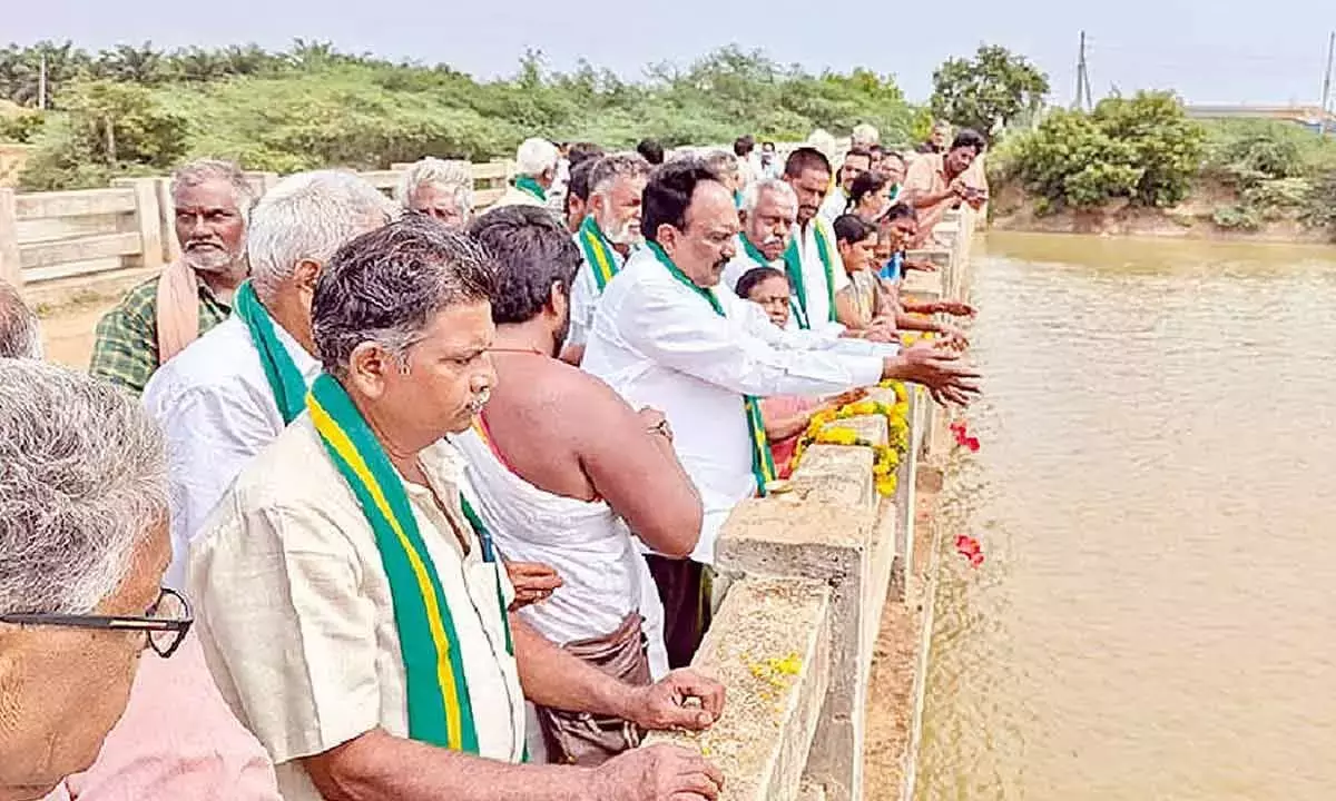 Andhra: गोदावरी का पानी कृष्णा डेल्टा पहुंचा, जिससे किसानों को राहत मिली Andhra: गोदावरी का पानी कृष्णा डेल्टा पहुंचा, जिससे किसानों को राहत मिली