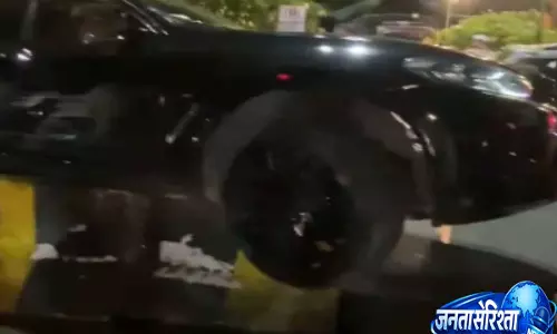 Hyderabad में तेज रफ्तार BMW का हादसा, KBR पार्क रोड पर डिवाइडर से भिड़ी कार Hyderabad में तेज रफ्तार BMW का हादसा, KBR पार्क रोड पर डिवाइडर से भिड़ी कार