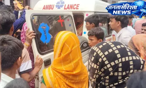 घर के बाहर युवक का शव मिलने से सनसनी, परिजनों ने पड़ोसी पर लगाया हत्या का आरोप घर के बाहर युवक का शव मिलने से सनसनी, परिजनों ने पड़ोसी पर लगाया हत्या का आरोप