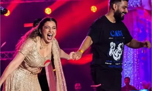 Concert के बीच जैस्मिन सैंडलस ने दिखाई अपनी लव स्टोरी की झलक Concert के बीच जैस्मिन सैंडलस ने दिखाई अपनी लव स्टोरी की झलक