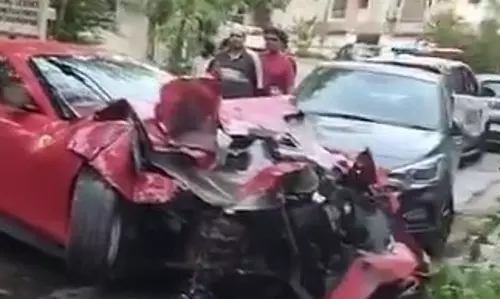 Hyderabad के जुबली हिल्स में तेज़ रफ़्तार फरारी एक अपार्टमेंट बिल्डिंग से टकरा गई Hyderabad के जुबली हिल्स में तेज़ रफ़्तार फरारी एक अपार्टमेंट बिल्डिंग से टकरा गई