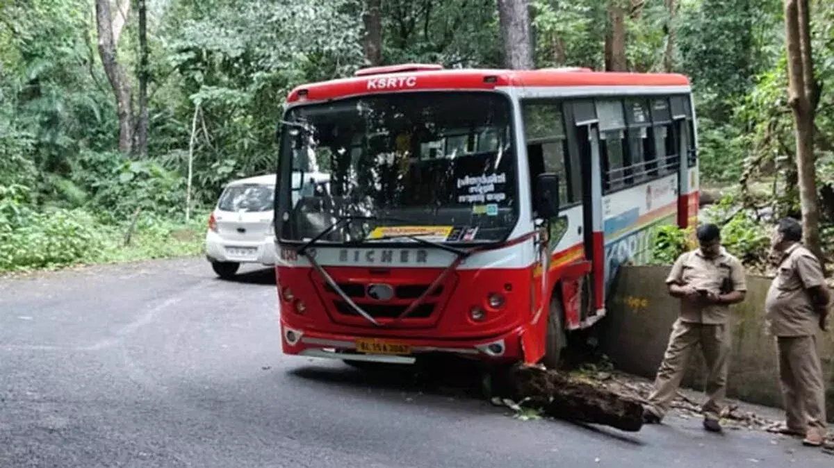 पोनमुडी में KSRTC बस का एक्सीडेंट, ड्राइवर की तुरंत कार्रवाई से यात्रियों की जान बची पोनमुडी में KSRTC बस का एक्सीडेंट, ड्राइवर की तुरंत कार्रवाई से यात्रियों की जान बची