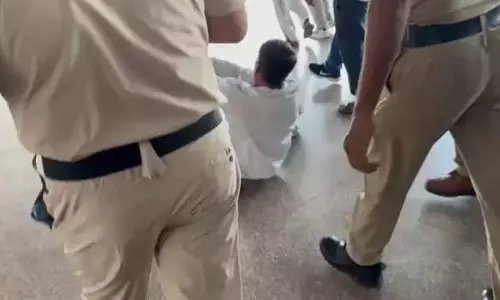 ट्रेन रोकने पर महाभारत: आरपीएफ जवानों ने डीएसएम को सरेआम पीटा। ट्रेन रोकने पर महाभारत: आरपीएफ जवानों ने डीएसएम को सरेआम पीटा।