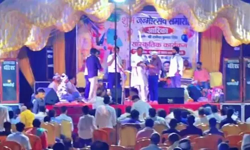 बक्सर में बड़ी लापरवाही: 26 करोड़ के ROB पर गाड़ियां रोककर मनाई गई बर्थडे पार्टी। बक्सर में बड़ी लापरवाही: 26 करोड़ के ROB पर गाड़ियां रोककर मनाई गई बर्थडे पार्टी।