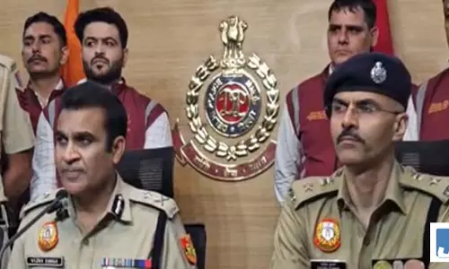 गैंग के 3 शार्प शूटर गिरफ्तार, कारोबारी से मांगी थी 5 करोड़ की रंगदारी गैंग के 3 शार्प शूटर गिरफ्तार, कारोबारी से मांगी थी 5 करोड़ की रंगदारी