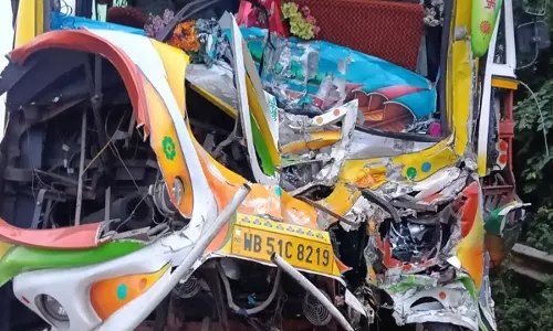 बालेश्वर में NH-16 पर प्राइवेट बस की ट्रक से टक्कर, ड्राइवर और हेल्पर गंभीर रूप से घायल बालेश्वर में NH-16 पर प्राइवेट बस की ट्रक से टक्कर, ड्राइवर और हेल्पर गंभीर रूप से घायल