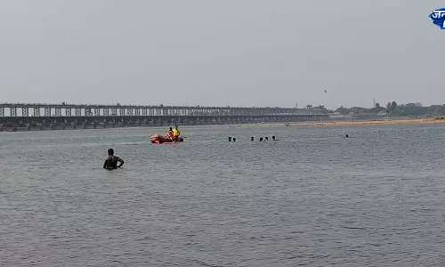 Odisha : महानदी में आठ दिन से लापता आकाश बेहरा का शव मिला Odisha : महानदी में आठ दिन से लापता आकाश बेहरा का शव मिला