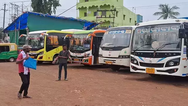 Udala में कंडक्टर पर हमले के विरोध में बस ऑपरेटरों ने अनिश्चितकालीन हड़ताल शुरू की Udala में कंडक्टर पर हमले के विरोध में बस ऑपरेटरों ने अनिश्चितकालीन हड़ताल शुरू की