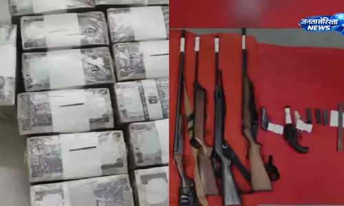 कथित गैंगस्टर बाबा फरजान के घर पुलिस की छापेमारी, कमरे से मिले करीब 5 करोड़ कैश कथित गैंगस्टर बाबा फरजान के घर पुलिस की छापेमारी, कमरे से मिले करीब 5 करोड़ कैश