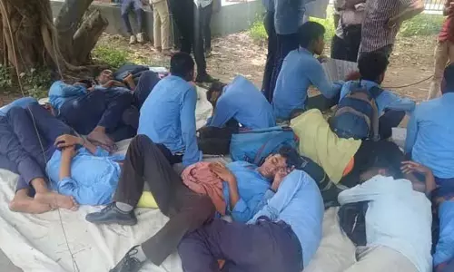 स्कूल से निकाले गए बच्चों ने पटना में मांगी मदद स्कूल से निकाले गए बच्चों ने पटना में मांगी मदद