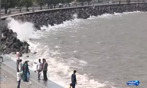 मरीन ड्राइव पर उठा ऊंचा समुद्री ज्वार, IMD सतर्क मरीन ड्राइव पर उठा ऊंचा समुद्री ज्वार, IMD सतर्क