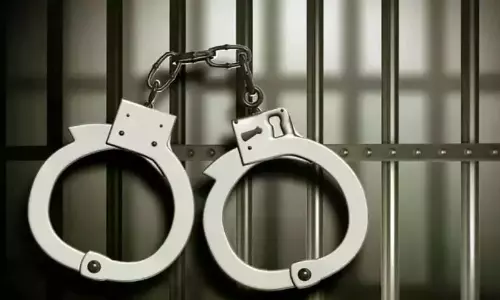 पुलिस हिरासत से भागा चोरी का आरोपी मेडिकल कॉलेज में छिपा, कांच के टुकड़े फेंककर किया विरोध पुलिस हिरासत से भागा चोरी का आरोपी मेडिकल कॉलेज में छिपा, कांच के टुकड़े फेंककर किया विरोध