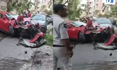 तेज रफ्तार करोड़ों की लग्जरी कार Ferrari अपार्टमेंट के गेट से टकराई, चालक फरार तेज रफ्तार करोड़ों की लग्जरी कार Ferrari अपार्टमेंट के गेट से टकराई, चालक फरार