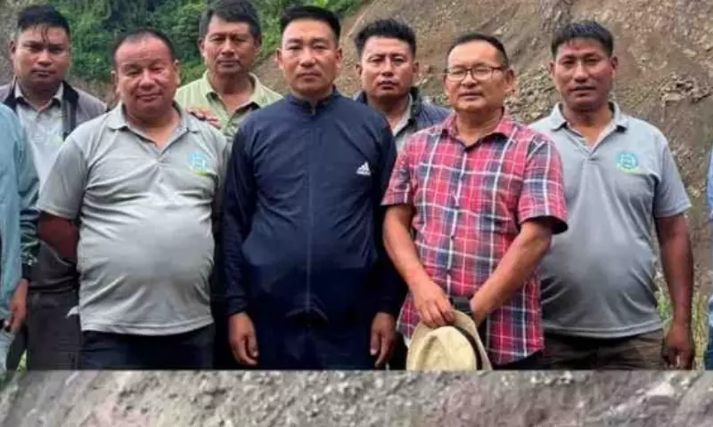 Manipur: भूस्खलन के कारण NH-102A पर तदुबी-उखरुल हिस्से की मरम्मत रुकी Manipur: भूस्खलन के कारण NH-102A पर तदुबी-उखरुल हिस्से की मरम्मत रुकी