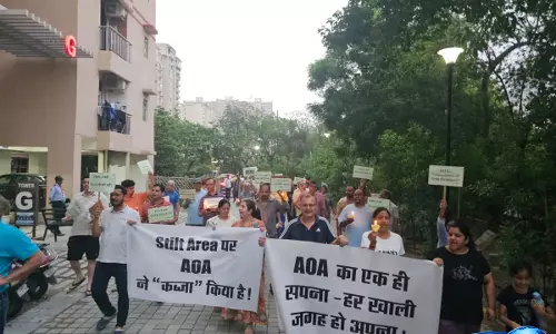Common एरिया की सुरक्षा को लेकर सड़क पर उतरे निवासी, प्रशासन से लगाई गुहार Common एरिया की सुरक्षा को लेकर सड़क पर उतरे निवासी, प्रशासन से लगाई गुहार