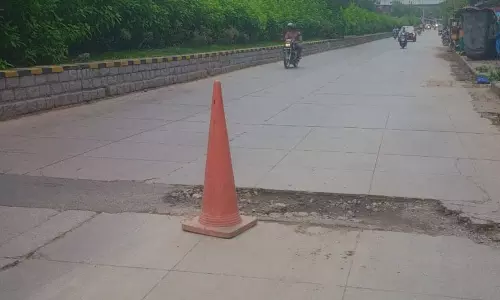 शेखपेट रोड प्रोजेक्ट में देरी, बोनालू के आगे गड्ढे बने हुए