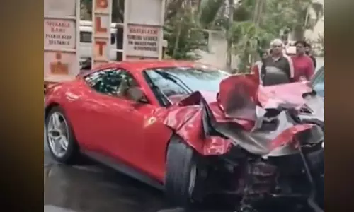 Hyderabad के फिल्म नगर में फरारी अपार्टमेंट के गेट से टकराई, लोग भागे Hyderabad के फिल्म नगर में फरारी अपार्टमेंट के गेट से टकराई, लोग भागे