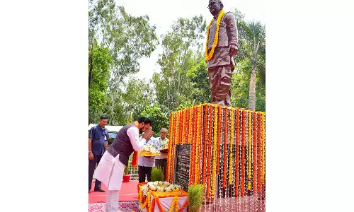 पटना: सत्येंद्र नारायण सिन्हा जयंती समारोह में शामिल हुए NDA नेता पटना: सत्येंद्र नारायण सिन्हा जयंती समारोह में शामिल हुए NDA नेता