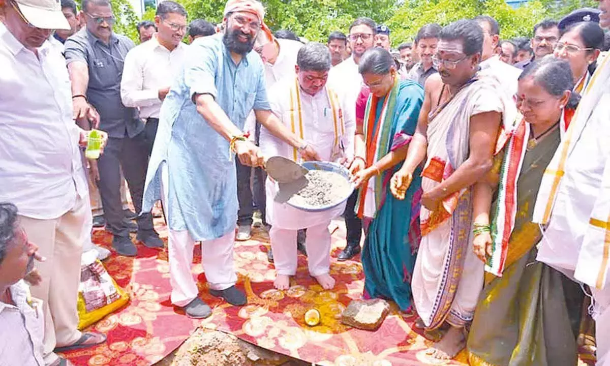 Telangana: पोन्नम ने कोडाद बस डिपो की नींव रखी Telangana: पोन्नम ने कोडाद बस डिपो की नींव रखी
