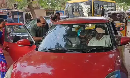 Hyderabad में पुलिस अधिकारी पर नाबालिग पोती को कार चलाने देने का आरोप Hyderabad में पुलिस अधिकारी पर नाबालिग पोती को कार चलाने देने का आरोप