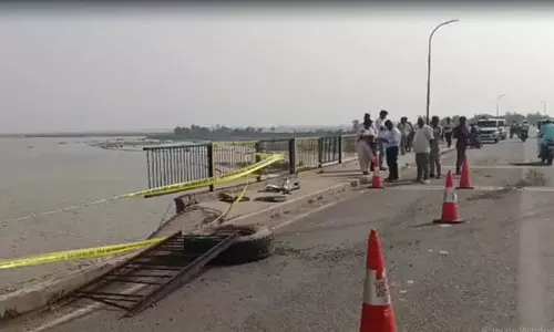 मैदा लदा ट्रक पुल की रेलिंग तोड़कर गंगा में गिरा, चालक और व्यापारी बचाए गए मैदा लदा ट्रक पुल की रेलिंग तोड़कर गंगा में गिरा, चालक और व्यापारी बचाए गए