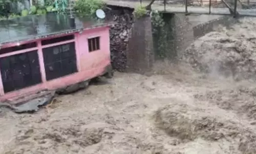 पहाड़ी इलाके में बादल फटने के बाद बस्तियों में घुसा पानी पहाड़ी इलाके में बादल फटने के बाद बस्तियों में घुसा पानी