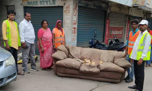 साइबराबाद को साफ रखने के लिए लोग घर-घर जाकर कचरा इकट्ठा कर रहे साइबराबाद को साफ रखने के लिए लोग घर-घर जाकर कचरा इकट्ठा कर रहे
