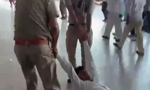 स्टेशन पर हंगामा, RPF जवानों ने Railway अफसर को घसीटा, रेलवे महकमे में हड़कंप स्टेशन पर हंगामा, RPF जवानों ने Railway अफसर को घसीटा, रेलवे महकमे में हड़कंप