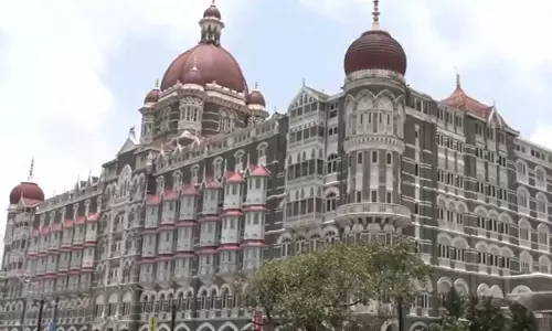 Mumbai के ताज महल पैलेस होटल में बम की धमकी वाली कॉल के बाद सुरक्षा जांच की गई Mumbai के ताज महल पैलेस होटल में बम की धमकी वाली कॉल के बाद सुरक्षा जांच की गई