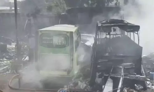 तमिलनाडु के Karur में बस बॉडी-बिल्डिंग यूनिट में आग लगी, 3 बसें जलकर खाक हो गईं