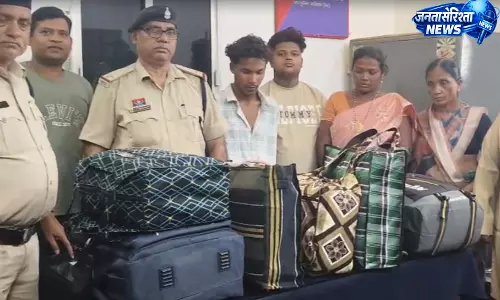 रेलवे स्टेशन पर गांजा तस्करी का बड़ा खुलासा, दो महिलाएं समेत चार तस्कर गिरफ्तार रेलवे स्टेशन पर गांजा तस्करी का बड़ा खुलासा, दो महिलाएं समेत चार तस्कर गिरफ्तार