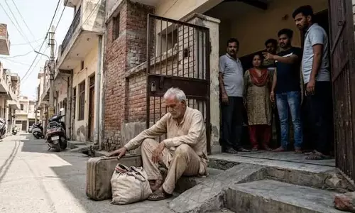 बुजुर्ग के साथ बर्बरता: बेटे, बहू और पोतों ने मिलकर की बुजुर्ग पिता की बेरहमी से पिटाई। बुजुर्ग के साथ बर्बरता: बेटे, बहू और पोतों ने मिलकर की बुजुर्ग पिता की बेरहमी से पिटाई।
