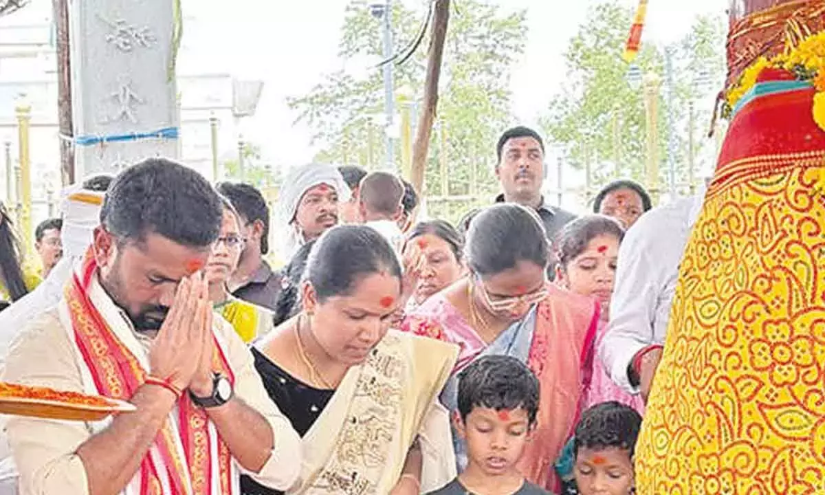 Telangana: बोज्जू पटेल ने मेदाराम में मन्नत पूरी की