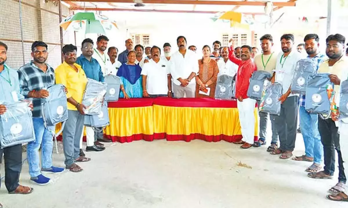 Telangana: नागराजू ने बीएलए को त्रुटि मुक्त मतदाता सूची सुनिश्चित करने का निर्देश दिया Telangana: नागराजू ने बीएलए को त्रुटि मुक्त मतदाता सूची सुनिश्चित करने का निर्देश दिया