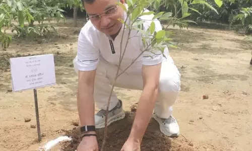 Reserve पुलिस लाइंस में हुआ पौधारोपण, एसएसपी ने दिया पर्यावरण बचाने का संदेश Reserve पुलिस लाइंस में हुआ पौधारोपण, एसएसपी ने दिया पर्यावरण बचाने का संदेश