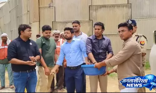 DM अरविन्द चौहान और एसएसपी अभिनंदन ने सीड बॉल से किया पौधारोपण DM अरविन्द चौहान और एसएसपी अभिनंदन ने सीड बॉल से किया पौधारोपण