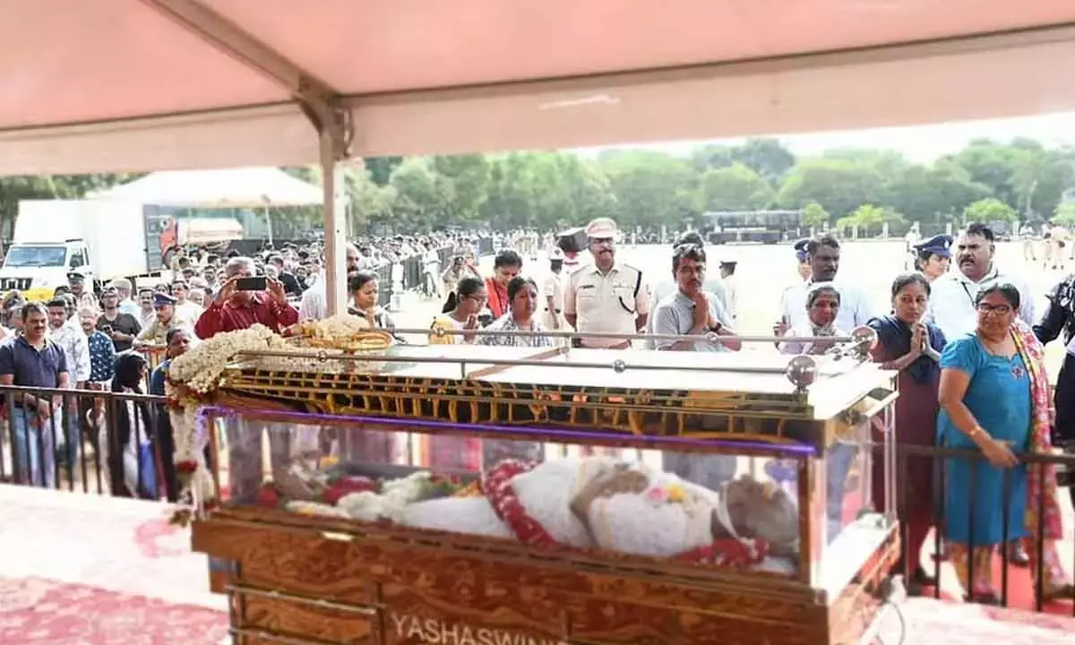 मैसूरु में प्रसिद्ध गायिका एस. जानकी को प्रशंसकों द्वारा अंतिम विदाई दिए जाने पर सैकड़ों लोगों ने अश्रुपूरित श्रद्धांजलि अर्पित की