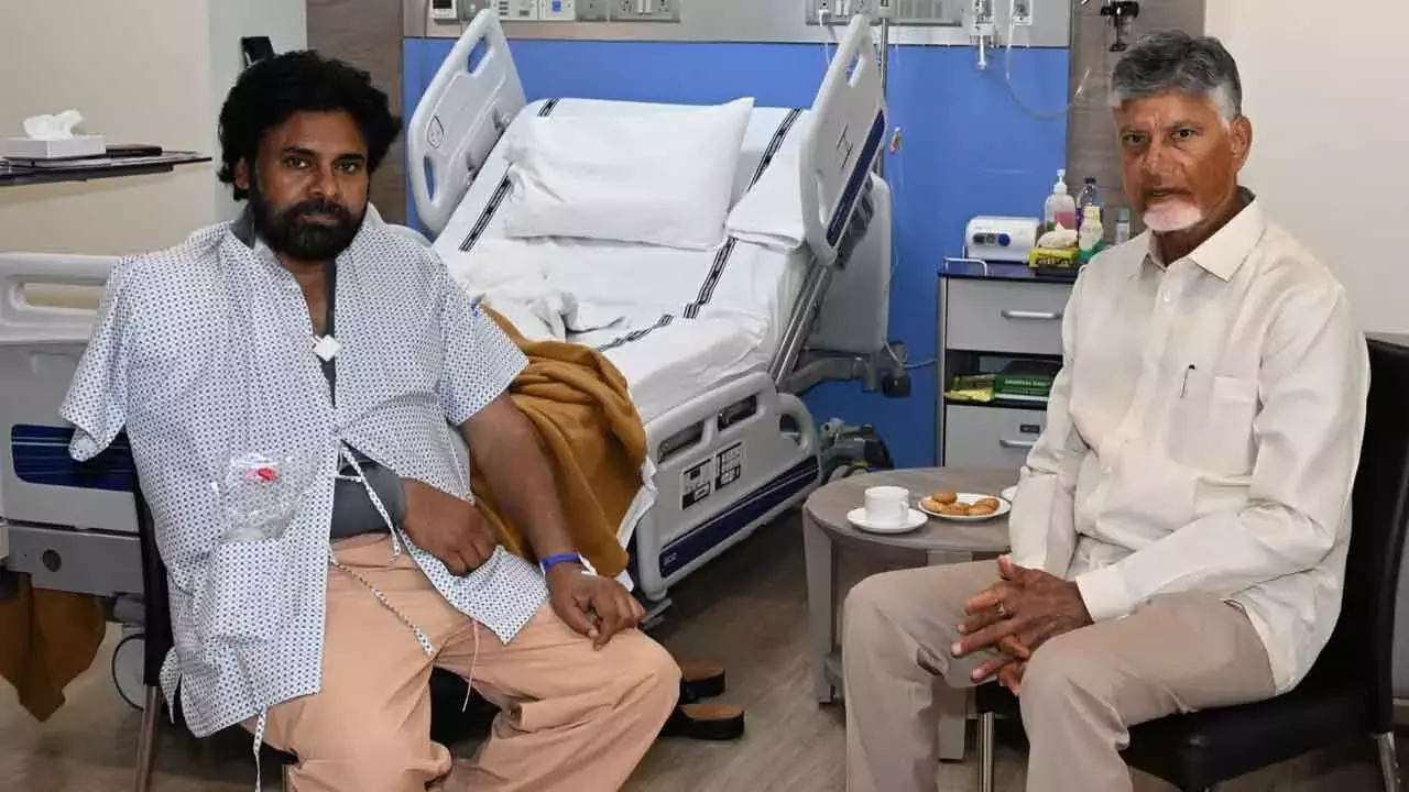 AP CM चंद्रबाबू ने पवन कल्याण से मुलाकात की, उनकी सर्जरी के बारे में जानकारी ली AP CM चंद्रबाबू ने पवन कल्याण से मुलाकात की, उनकी सर्जरी के बारे में जानकारी ली